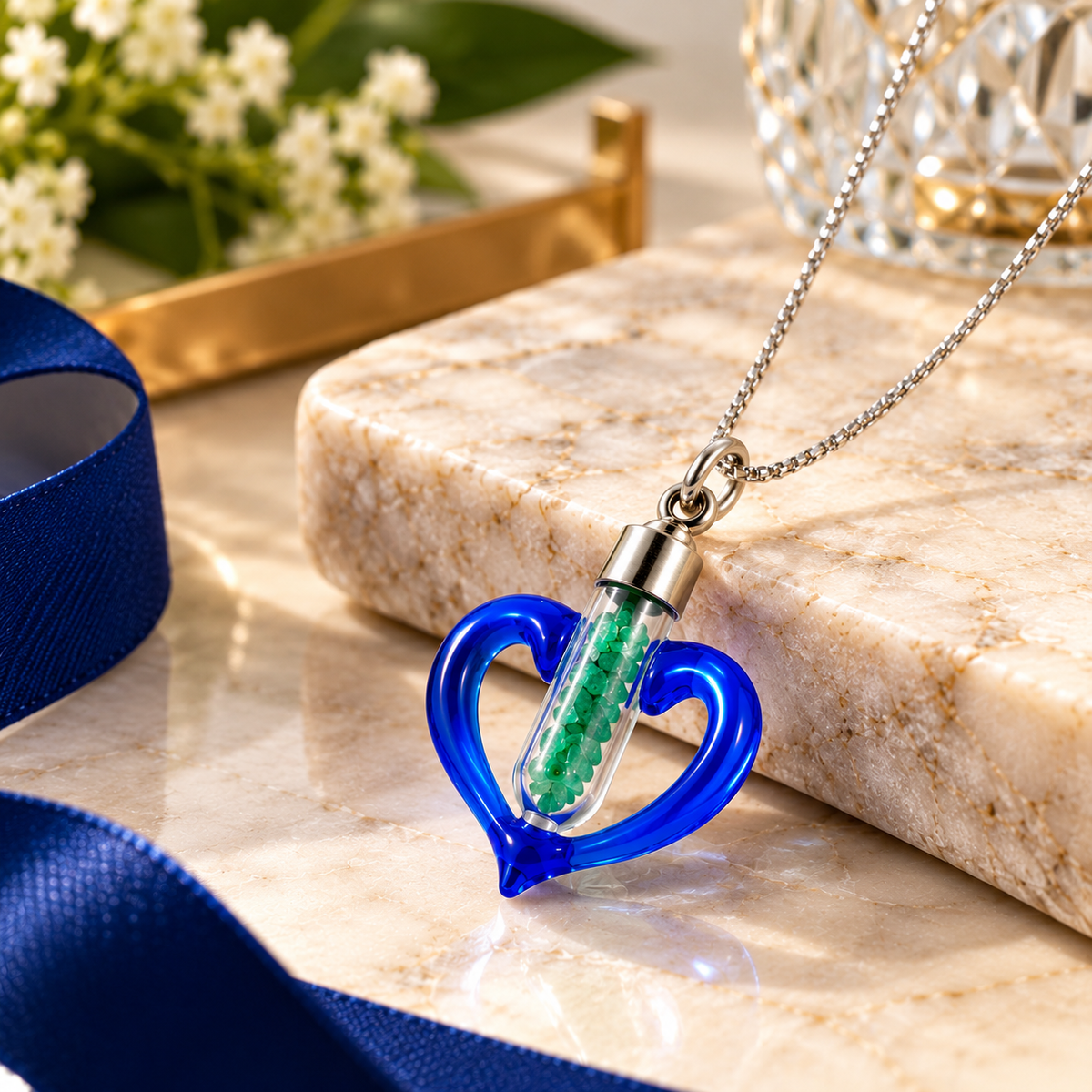 Collar Corazón Azul con Esmeralda