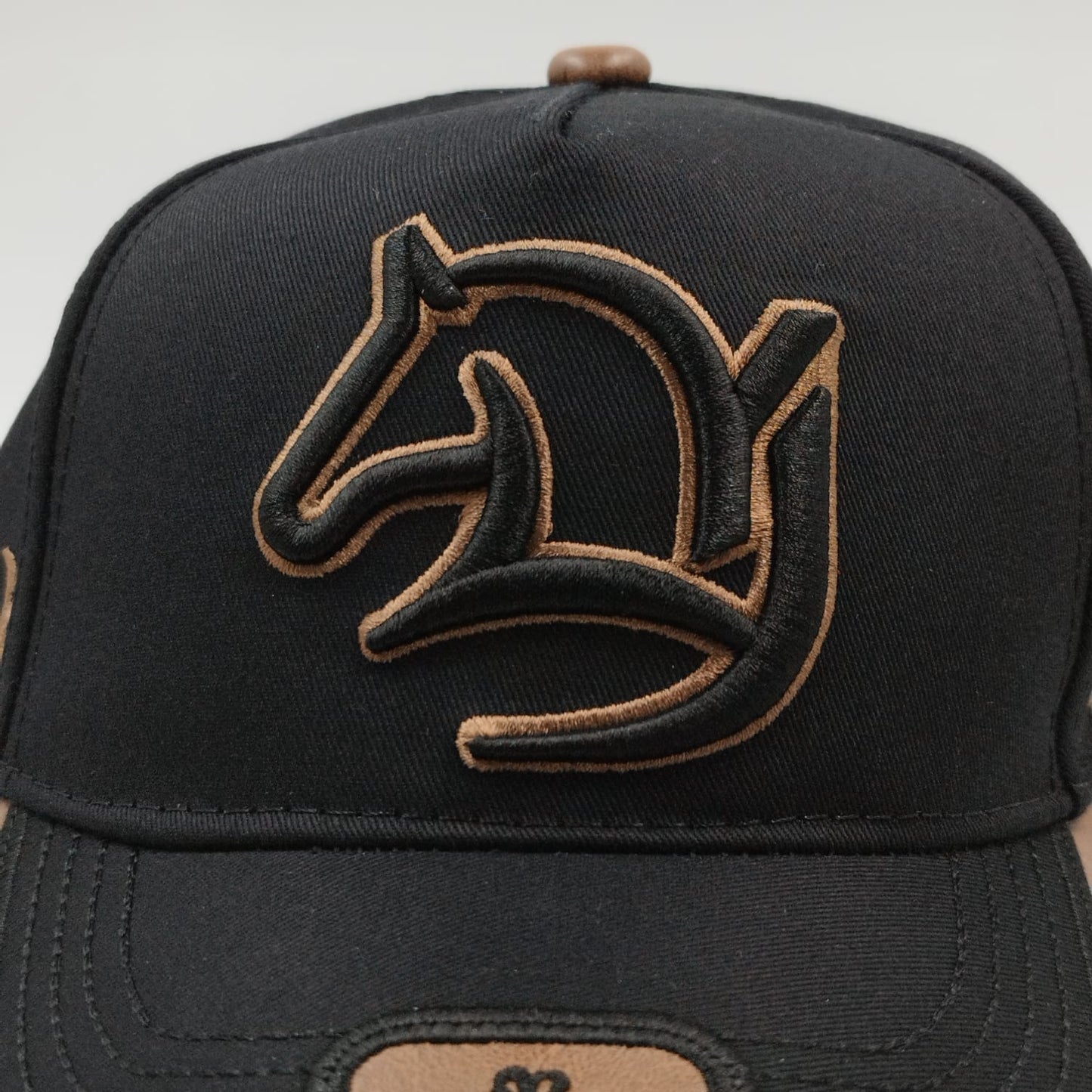 Gorra Bordada Ajustable Caballo Bordado