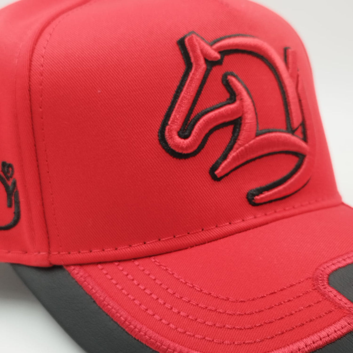 Gorra Bordada Ajustable Caballo Bordado