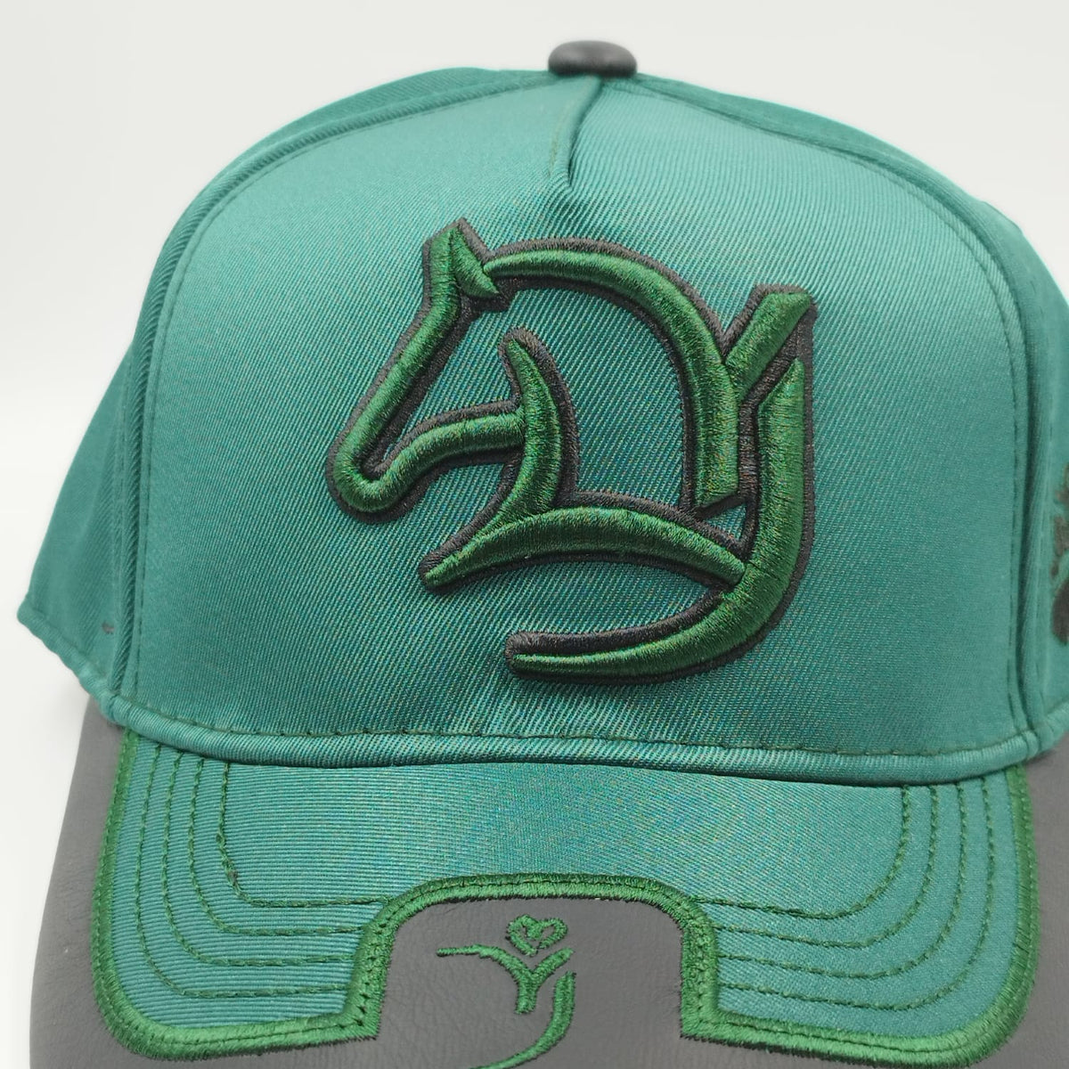 Gorra Bordada Ajustable Caballo Bordado