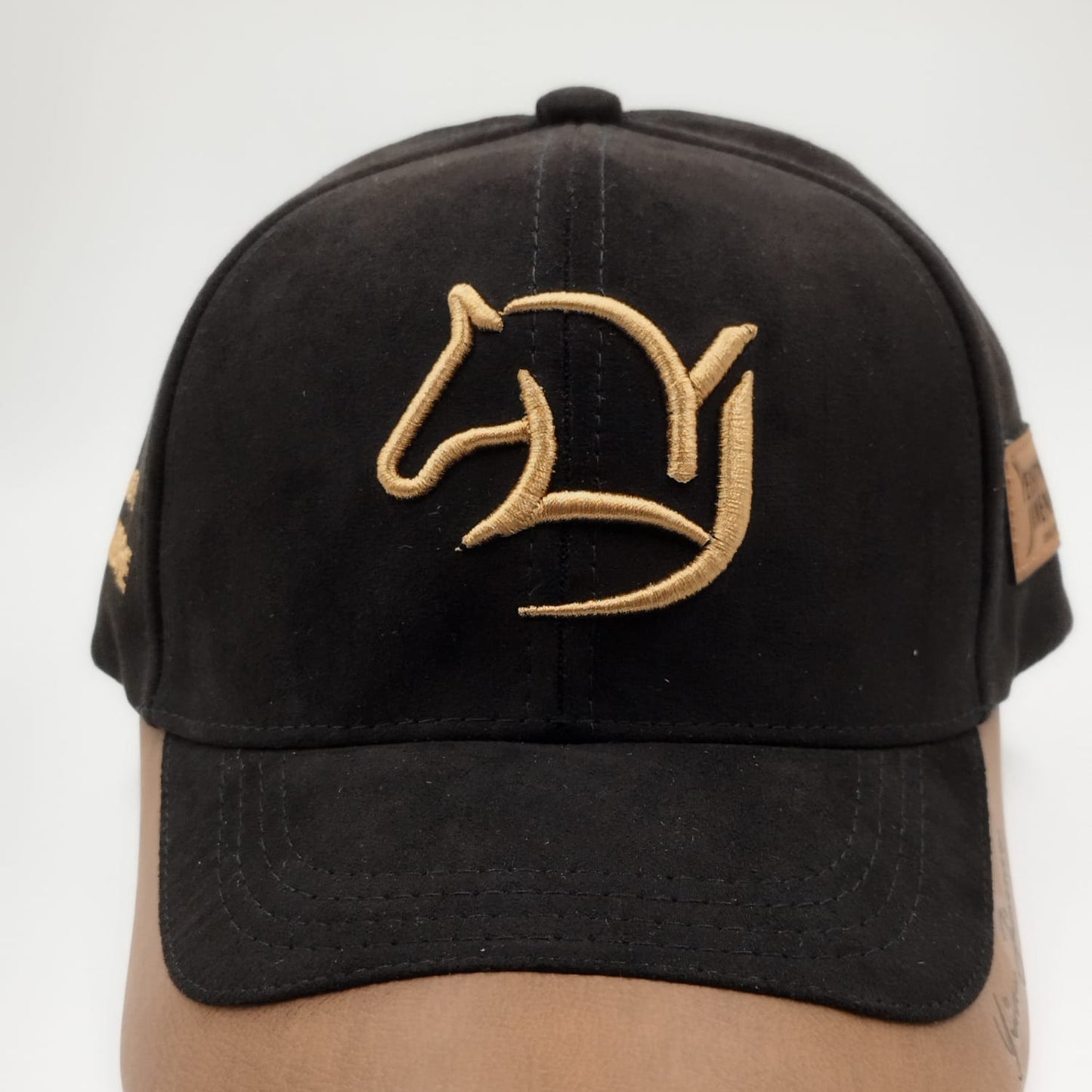 Gorra Bordada Ajustable con Diseño de Caballo
