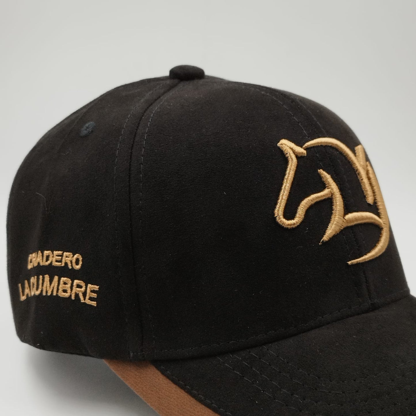 Gorra Bordada Ajustable con Diseño de Caballo