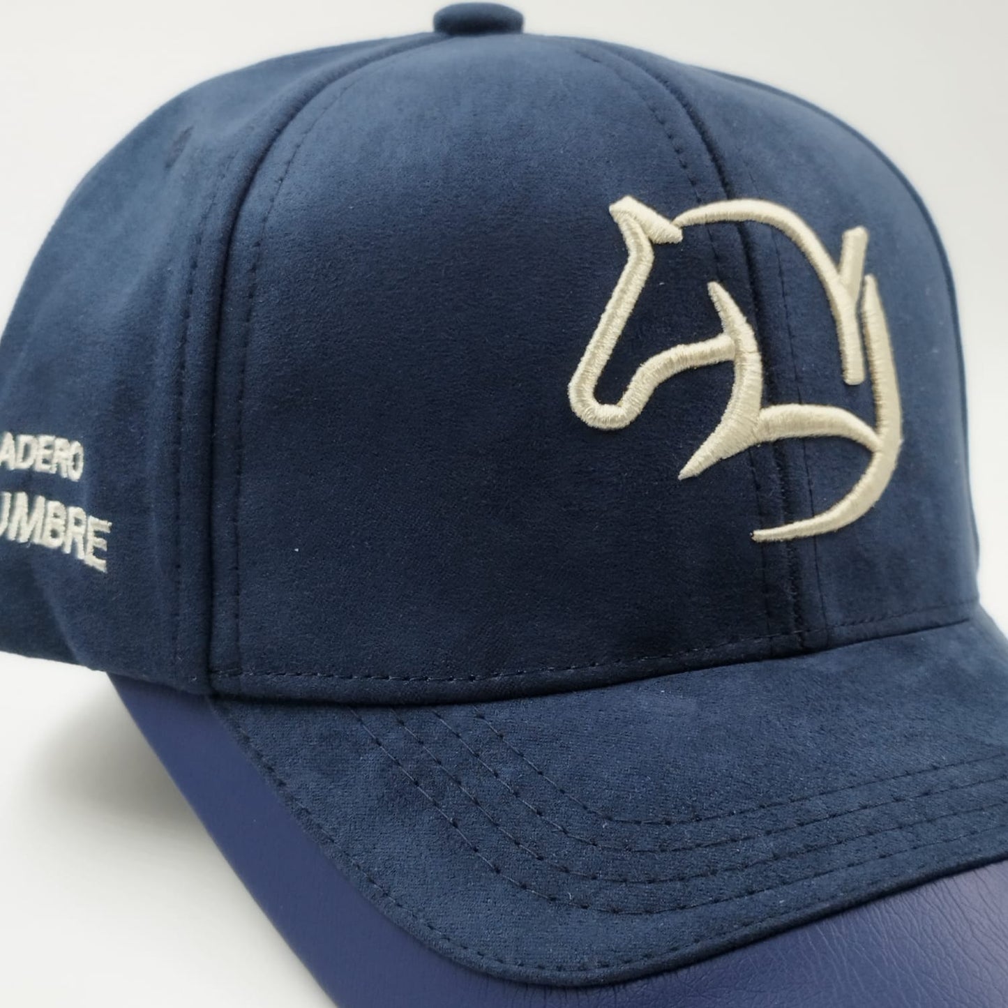 Gorra Bordada Ajustable con Diseño de Caballo