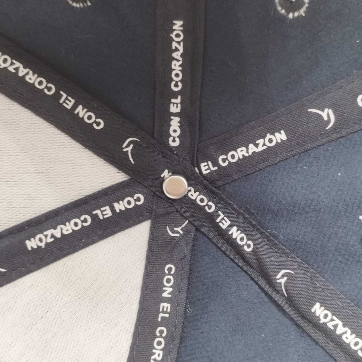 Gorra Bordada Ajustable con Diseño de Caballo