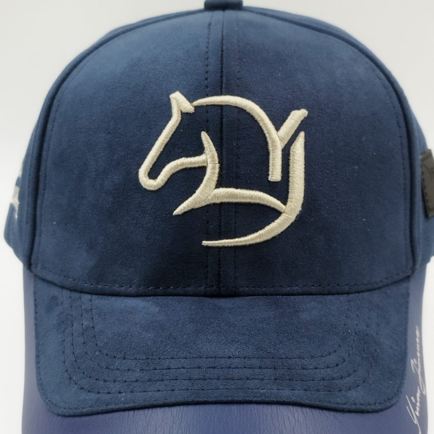 Gorra Bordada Ajustable con Diseño de Caballo