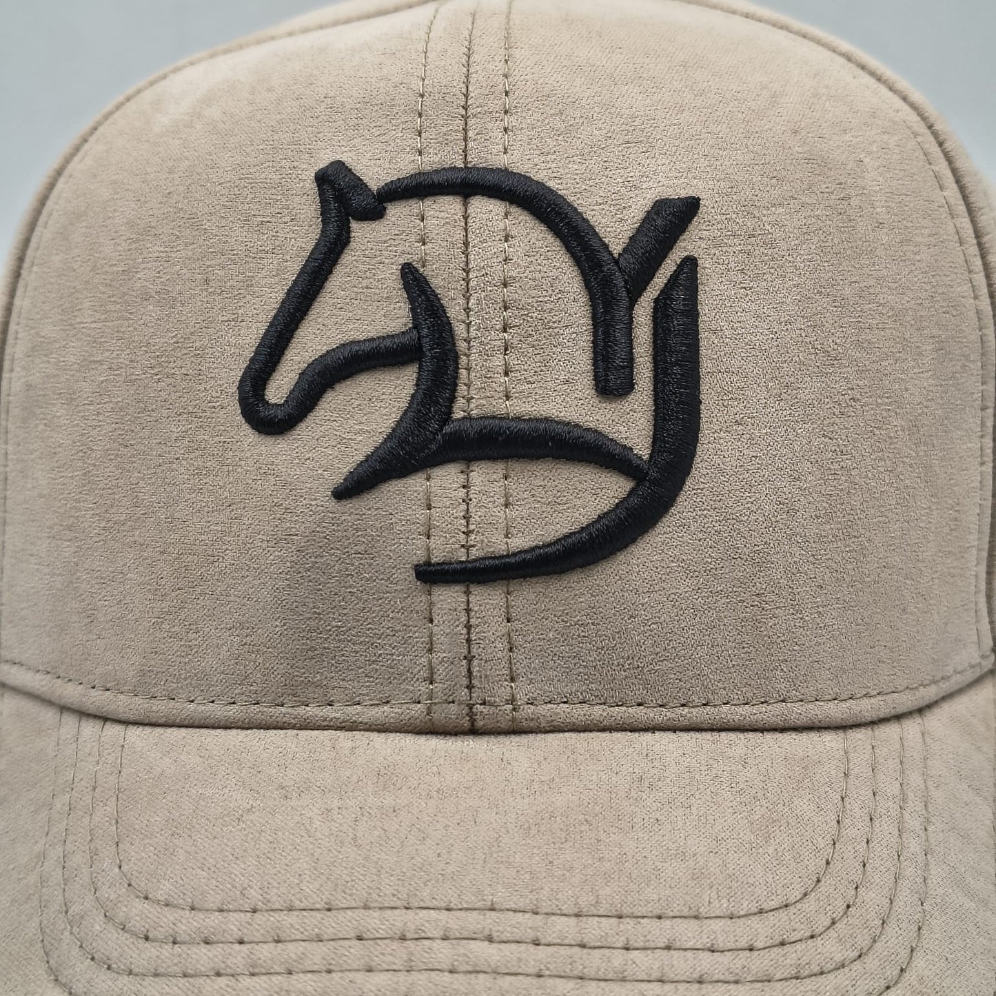 Gorra Bordada Ajustable con Diseño de Caballo