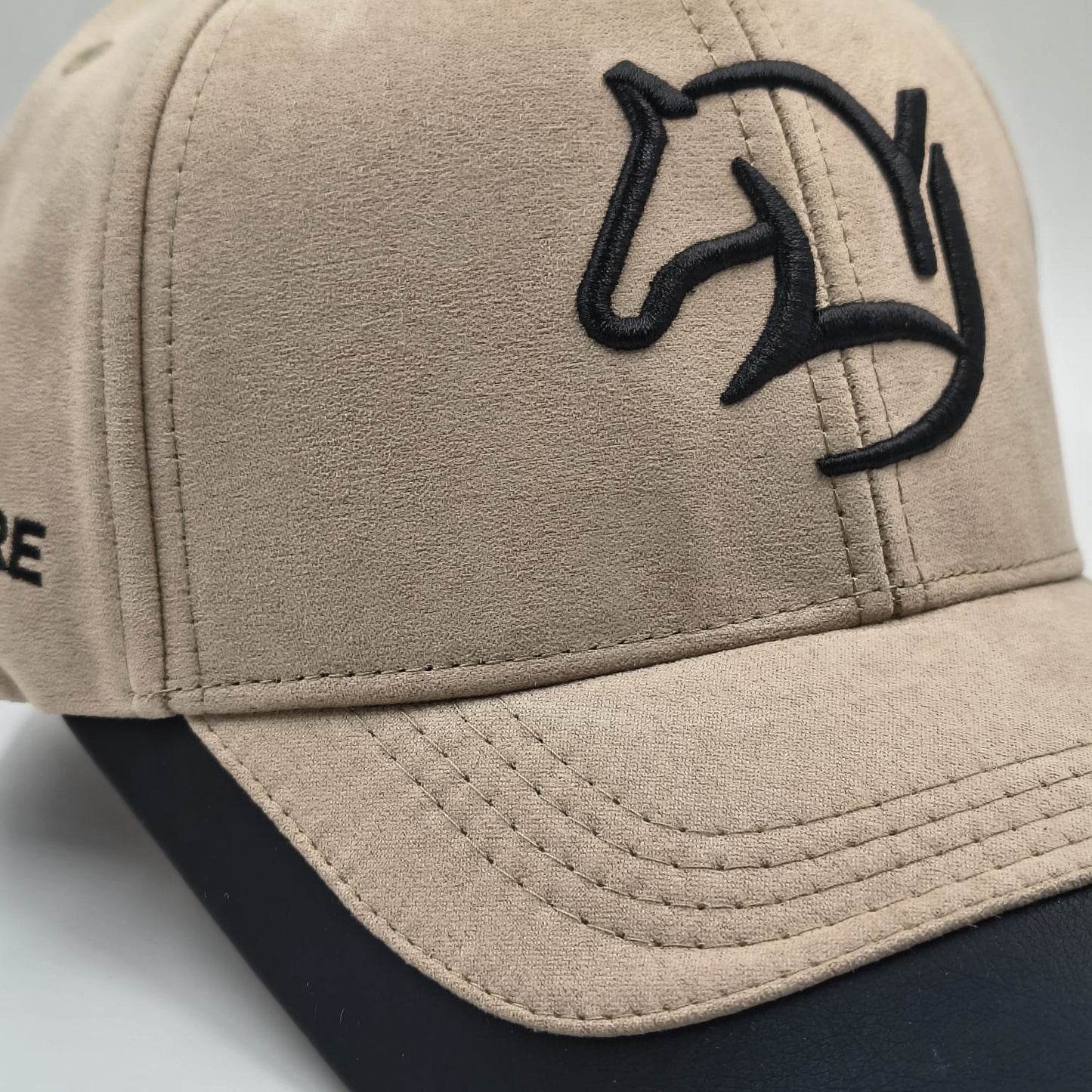 Gorra Bordada Ajustable con Diseño de Caballo