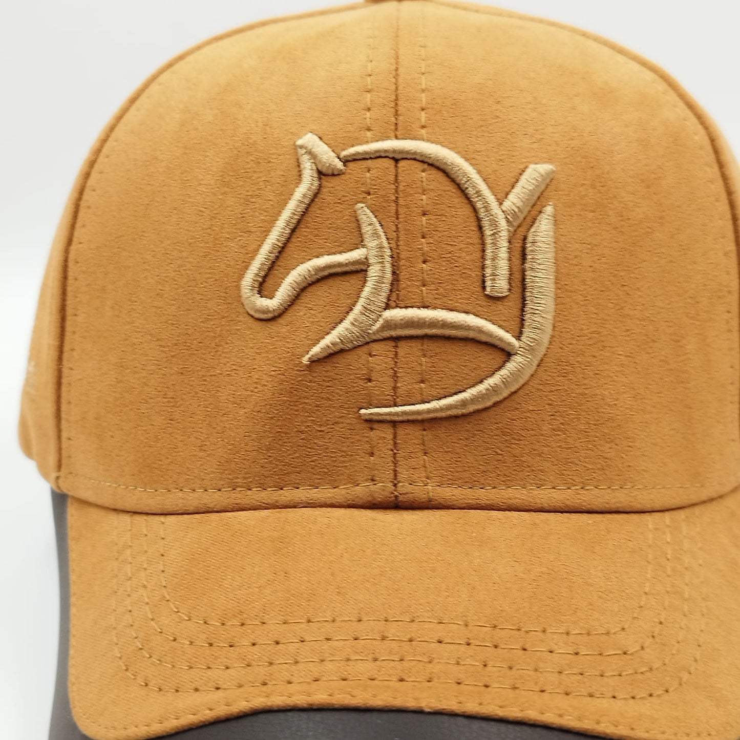 Gorra Bordada Ajustable con Diseño de Caballo