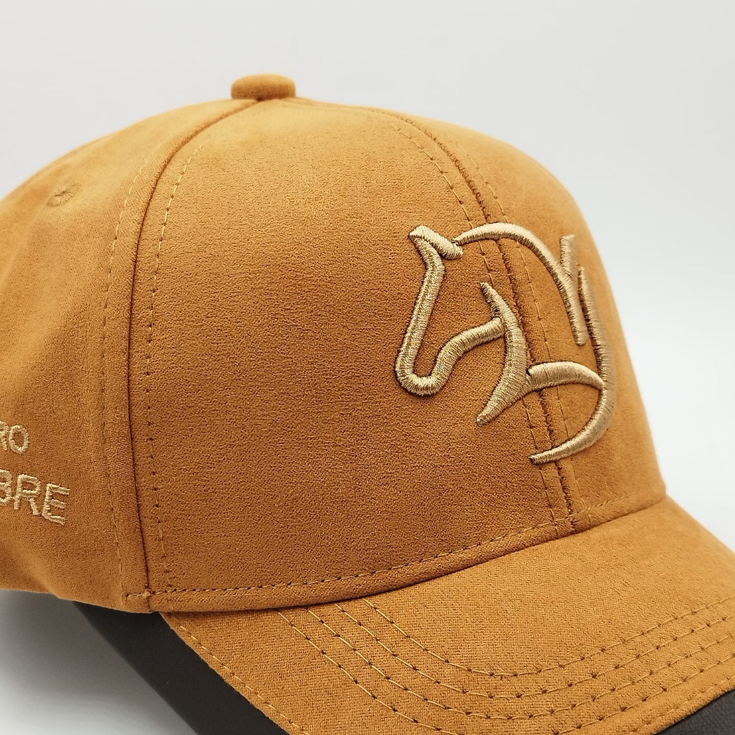 Gorra Bordada Ajustable con Diseño de Caballo