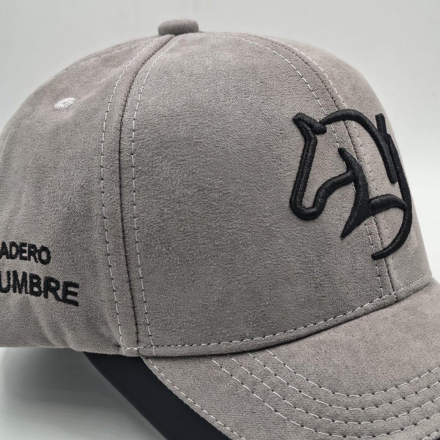 Gorra Bordada Ajustable con Diseño de Caballo