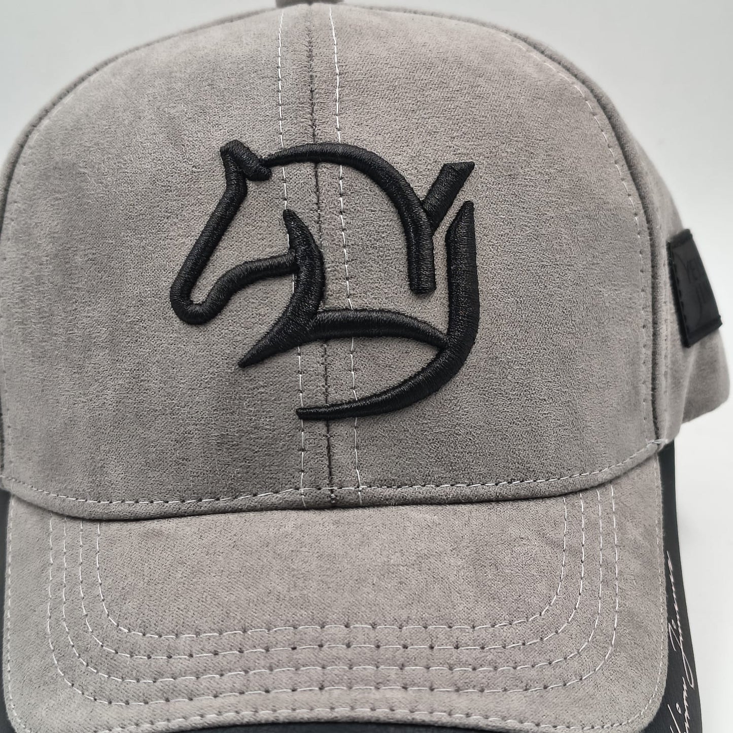 Gorra Bordada Ajustable con Diseño de Caballo