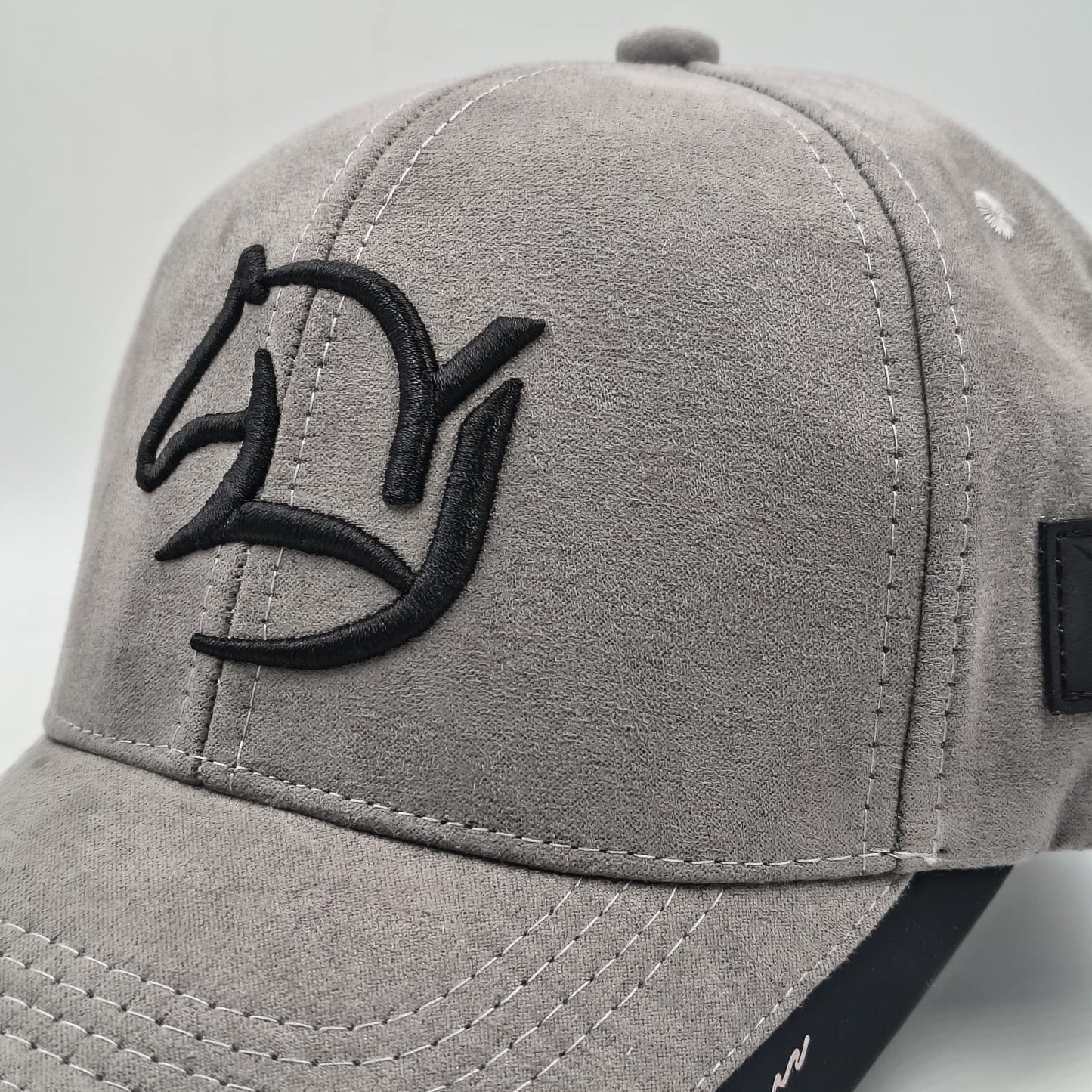 Gorra Bordada Ajustable con Diseño de Caballo