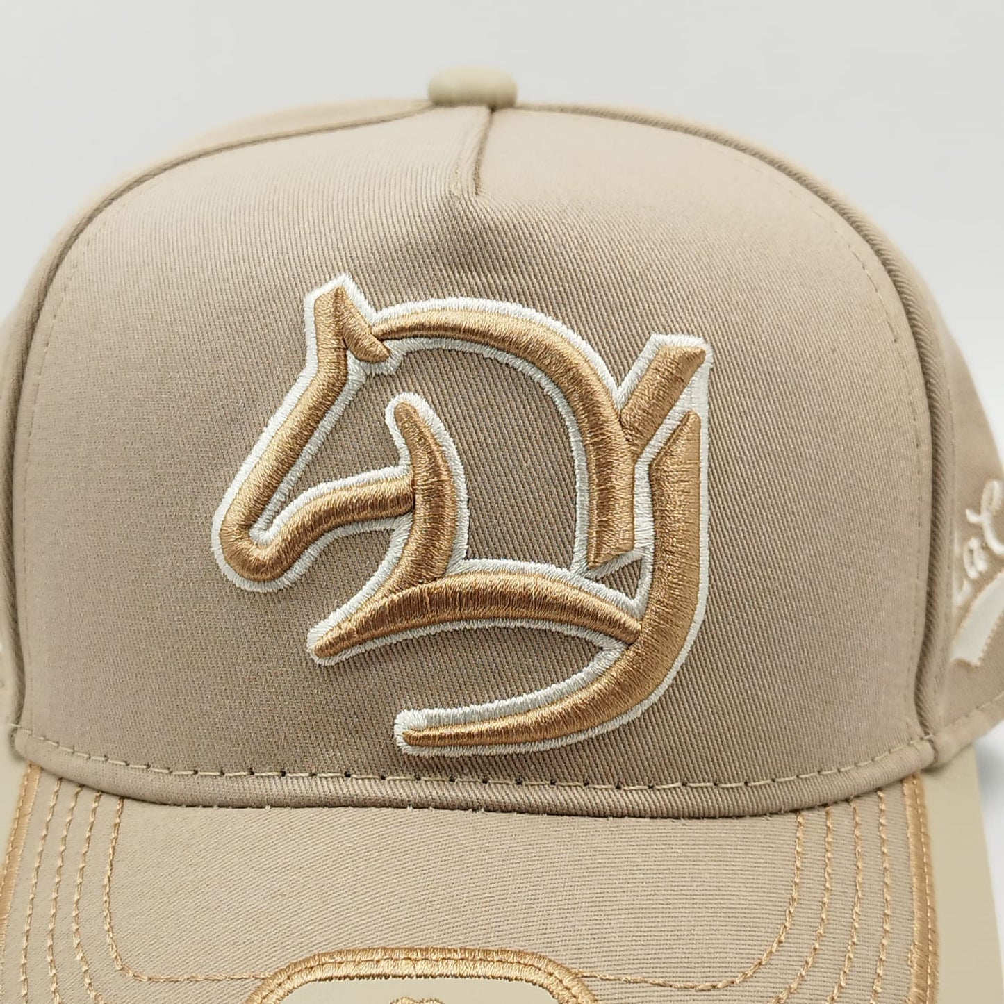 Gorra Bordada Ajustable Caballo Bordado