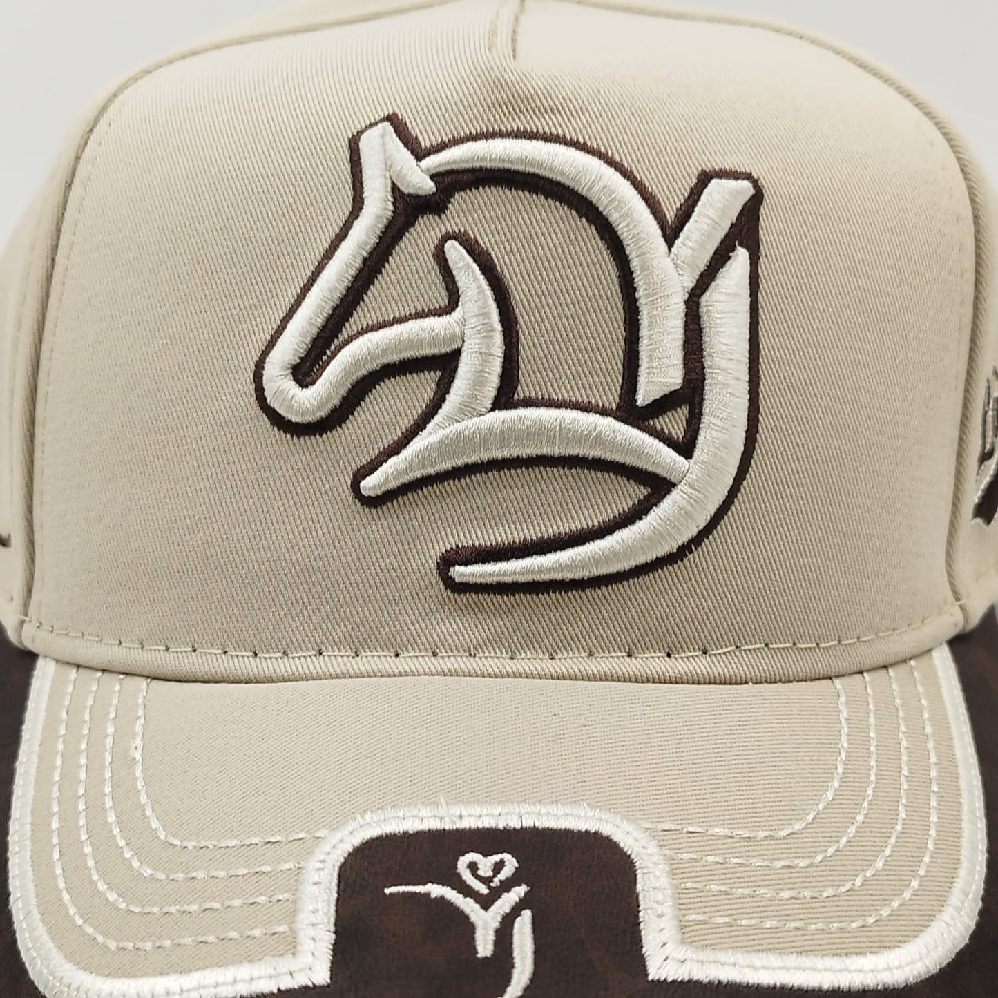 Gorra Bordada Ajustable Caballo Bordado