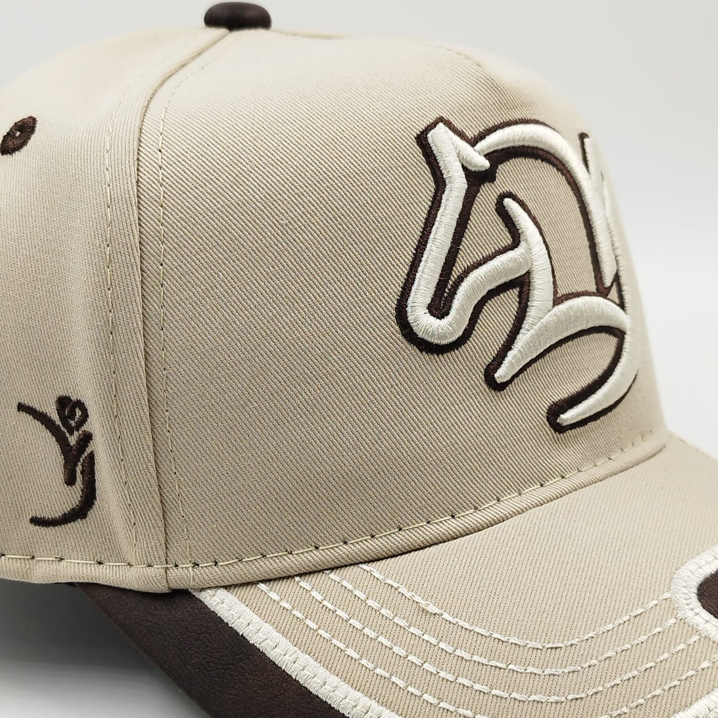 Gorra Bordada Ajustable Caballo Bordado