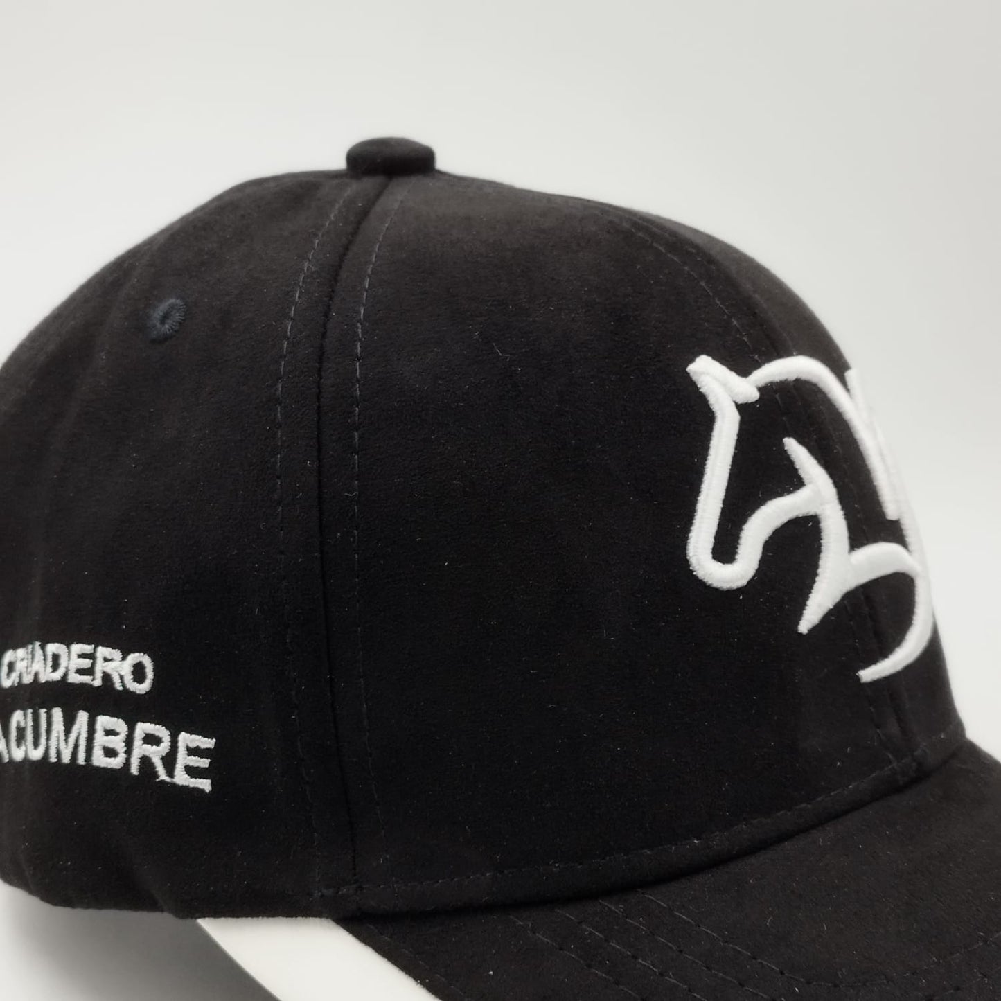 Gorra Bordada Ajustable con Diseño de Caballo
