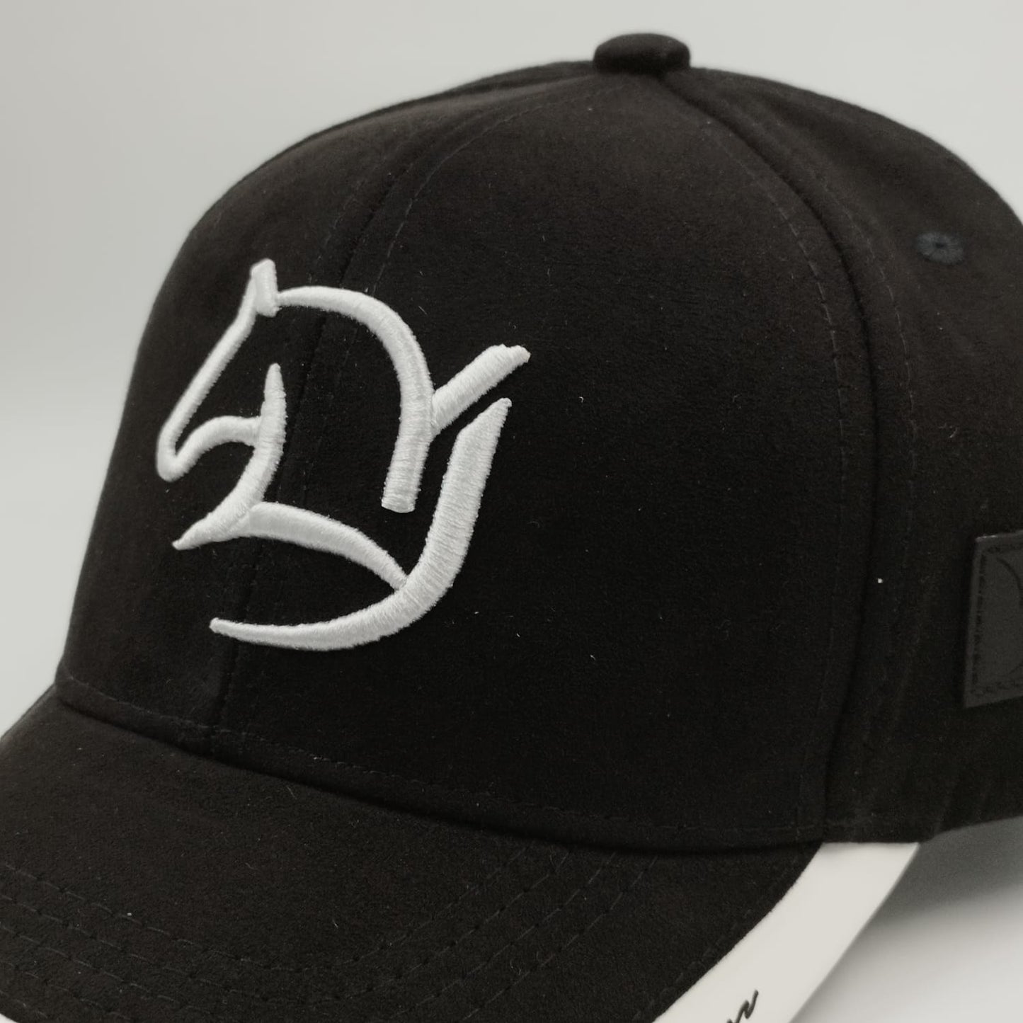Gorra Bordada Ajustable con Diseño de Caballo