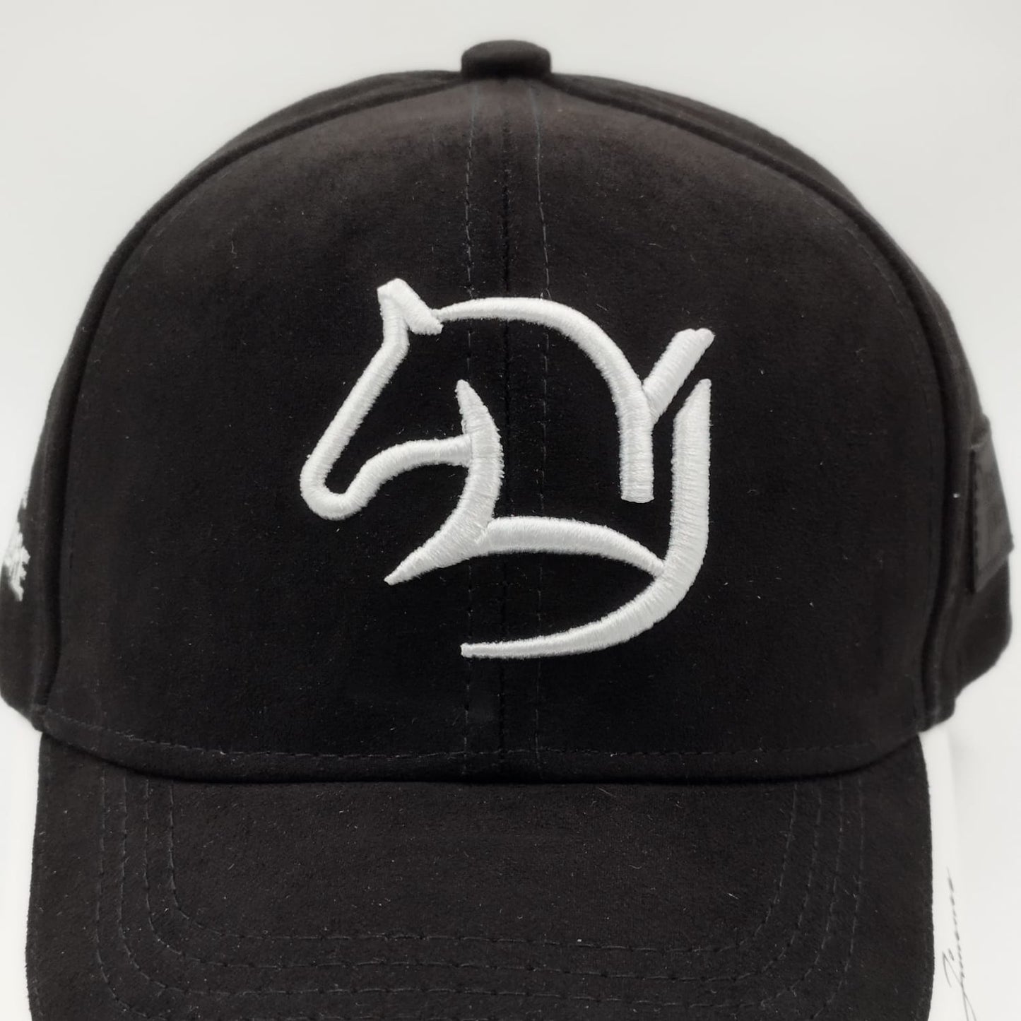 Gorra Bordada Ajustable con Diseño de Caballo